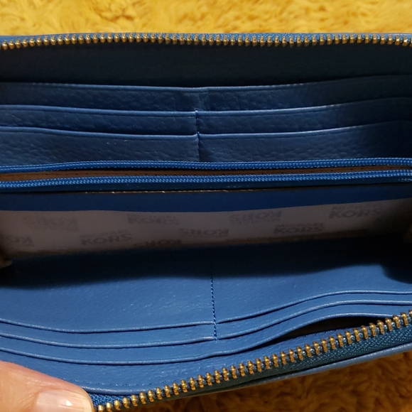 Michael Kors Jet Set zippered wallet - Picture 6 of 14